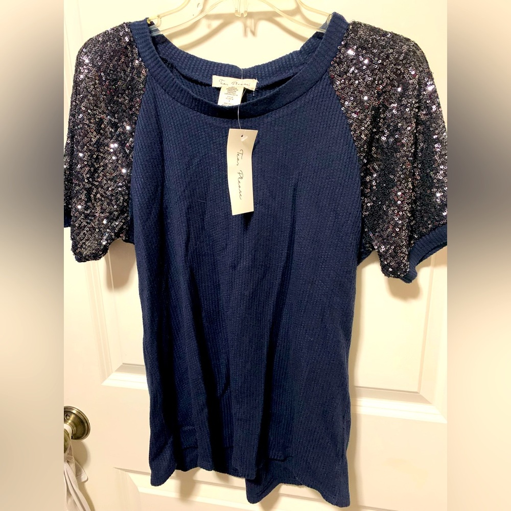 Beautiful flattering Timeless Style Top w just the right amt of class & Glamour